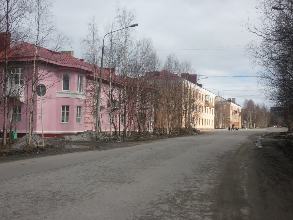 На улице Мира.