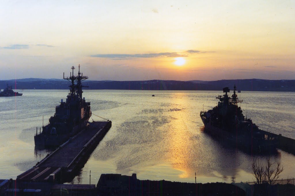 Североморск. 1 час ночи.Слева - американский фрегат. (1:00 am) Polar day. On the left - the American frigate.