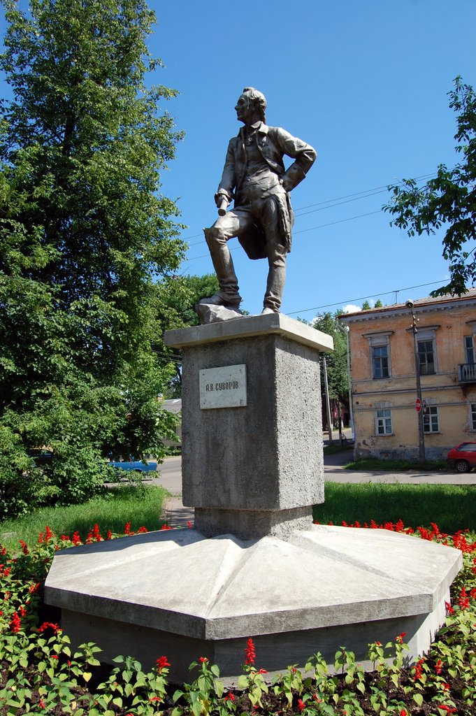 Памятник Суворову в Боровичах