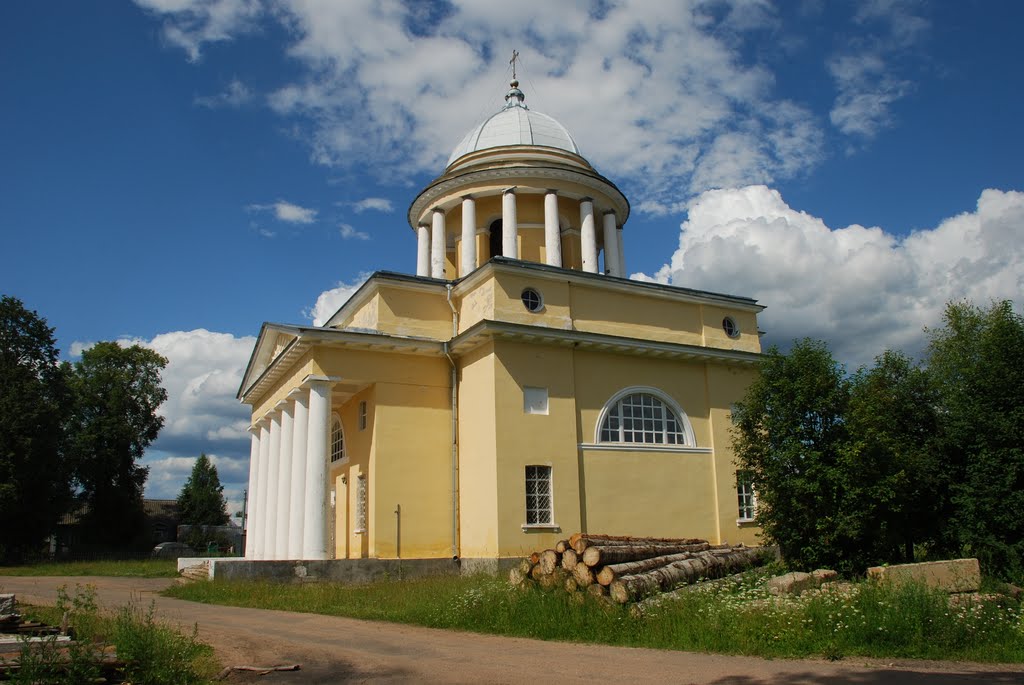Любытино. Успенская церковь, вид с южной стороны