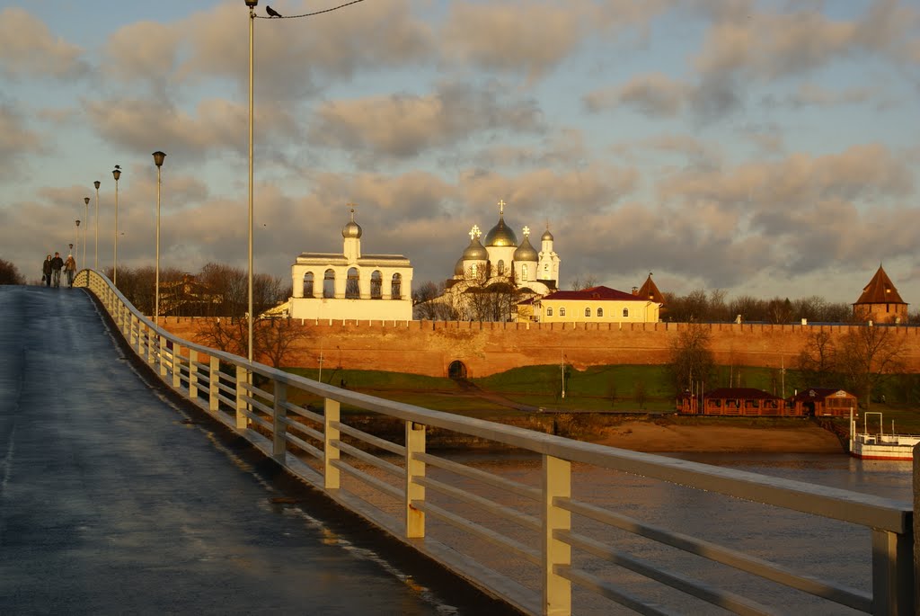 г. Великий Новгород, вид на Кремль с пешеходного моста..