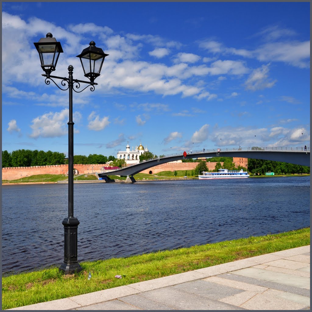 Новгород. Из жизни фонарей.