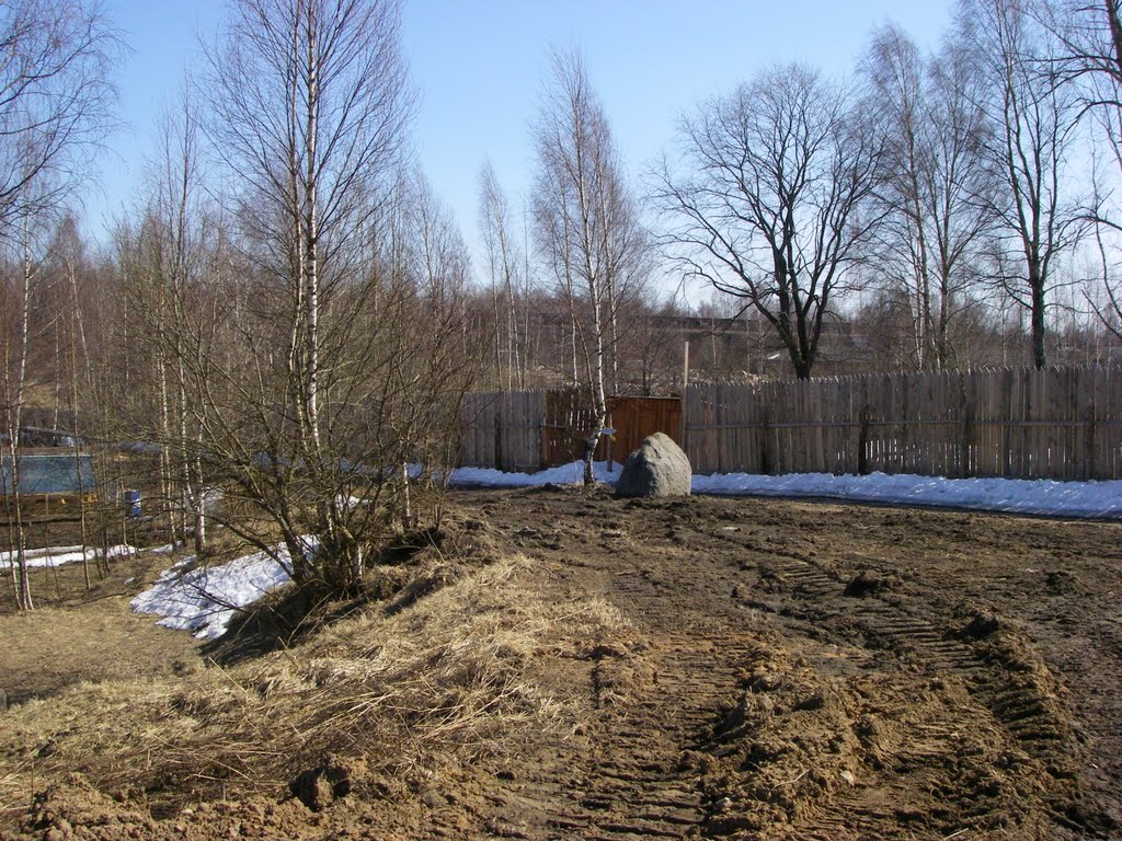 За забором база