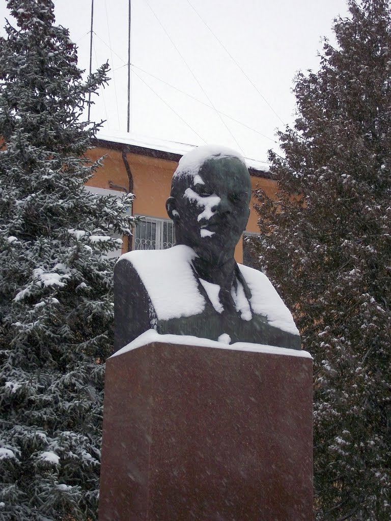 Бюст Ленину