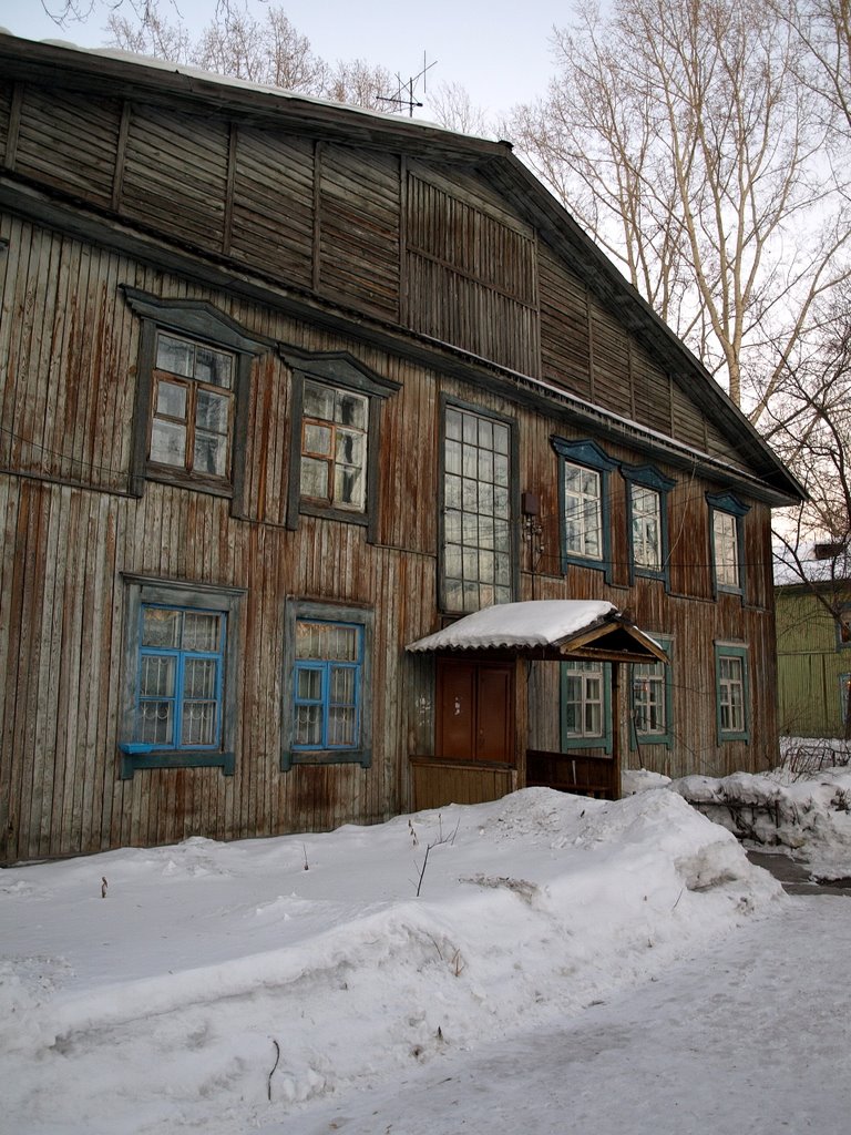 Старый деревянный дом, около детского приюта, г.Бердск