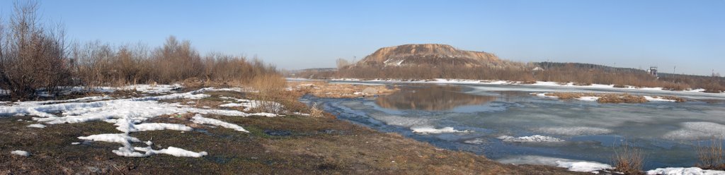 На берегу Берди весной в районе Индустриального пляжа