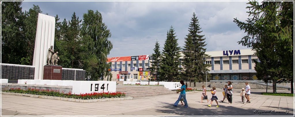 Памятник и ЦУМ на ул.,Пушкина
