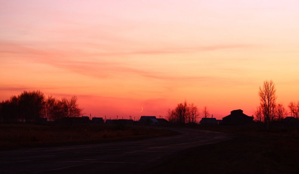 Карасук. Месяц в закате. 10.2008