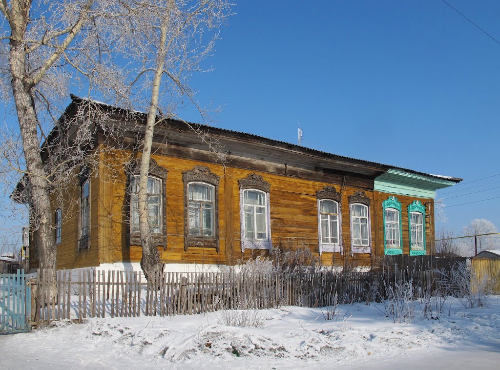 Новосибирская обл., Колывань. Дом возле школы №2 с резными наличниками