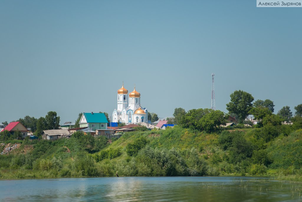 Храм в Колывани с реки