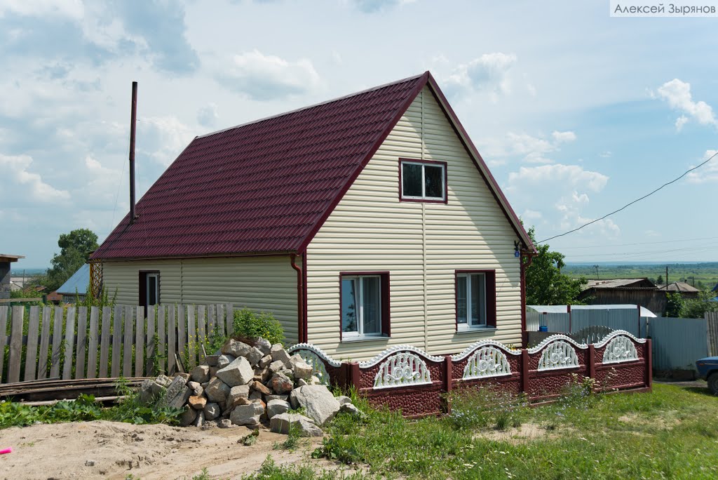 Дом с красной крышей