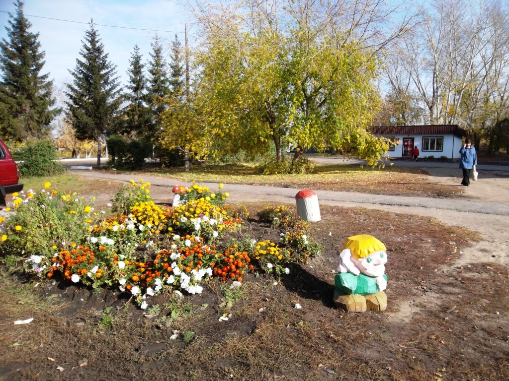 Клумбы с деревянными фигурками