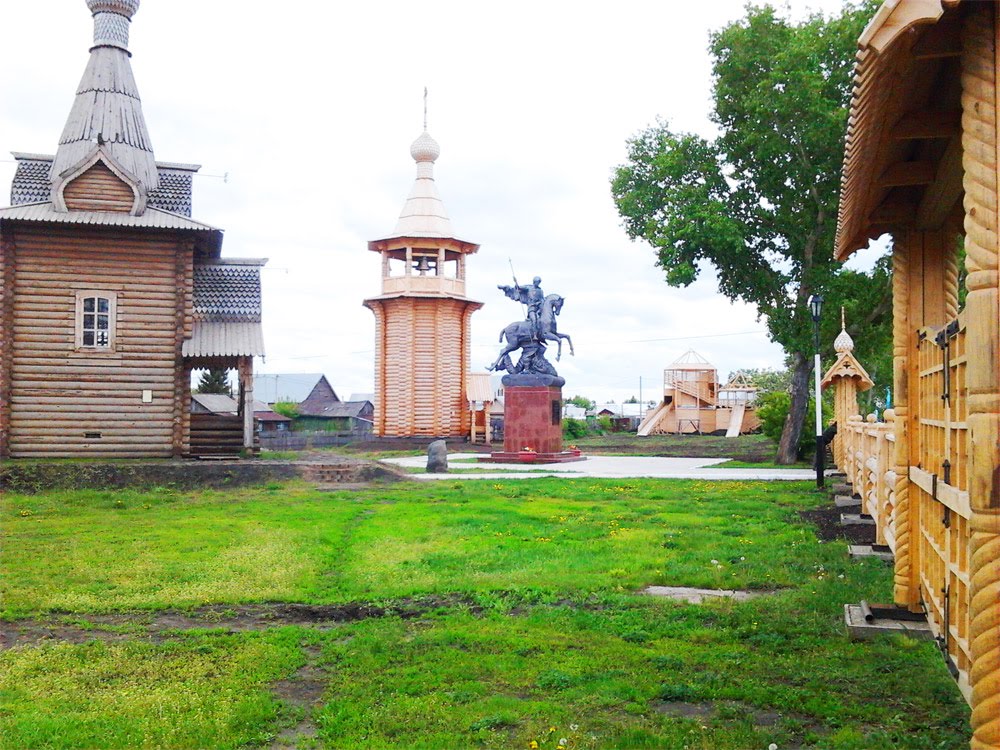 Памятник змею