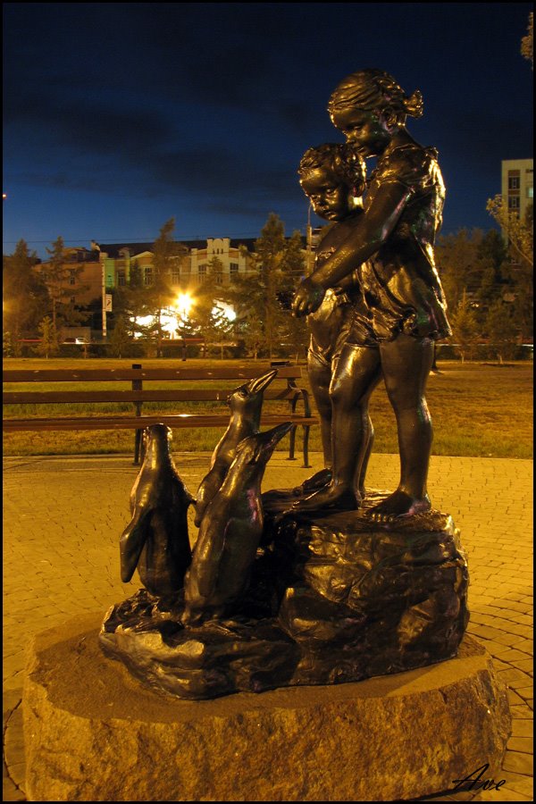Omsk. Children feed penguins.