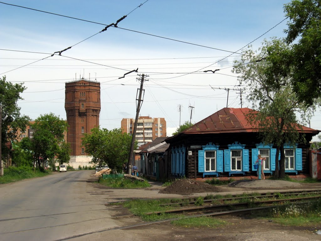 Жизнь большого города вокруг старой башни