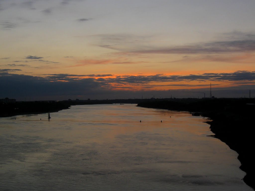Засыпает река. Вид с метромоста. (The river falls asleep. A view  from the  bridge)