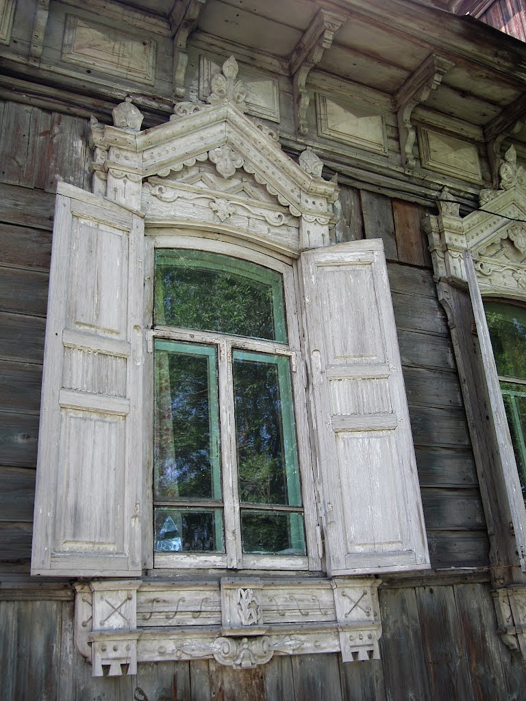 Окно старого дома