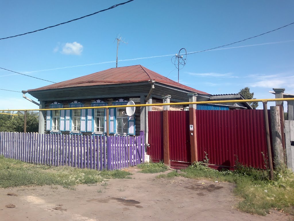 деревянный домик красиво окрашен