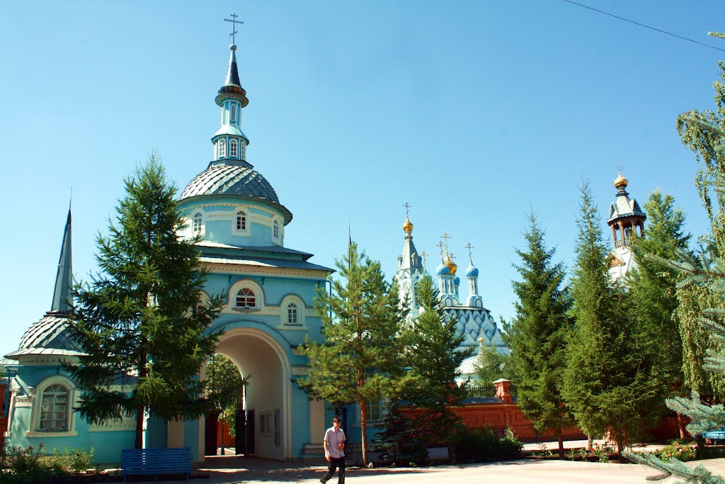 Надвратная церковь со двора.