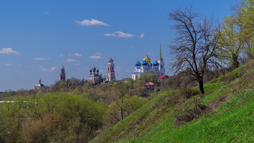 Утро в уездном городе.