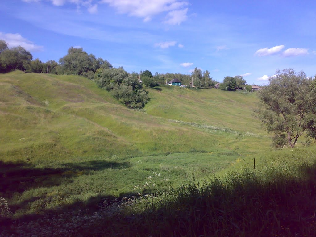 у реки