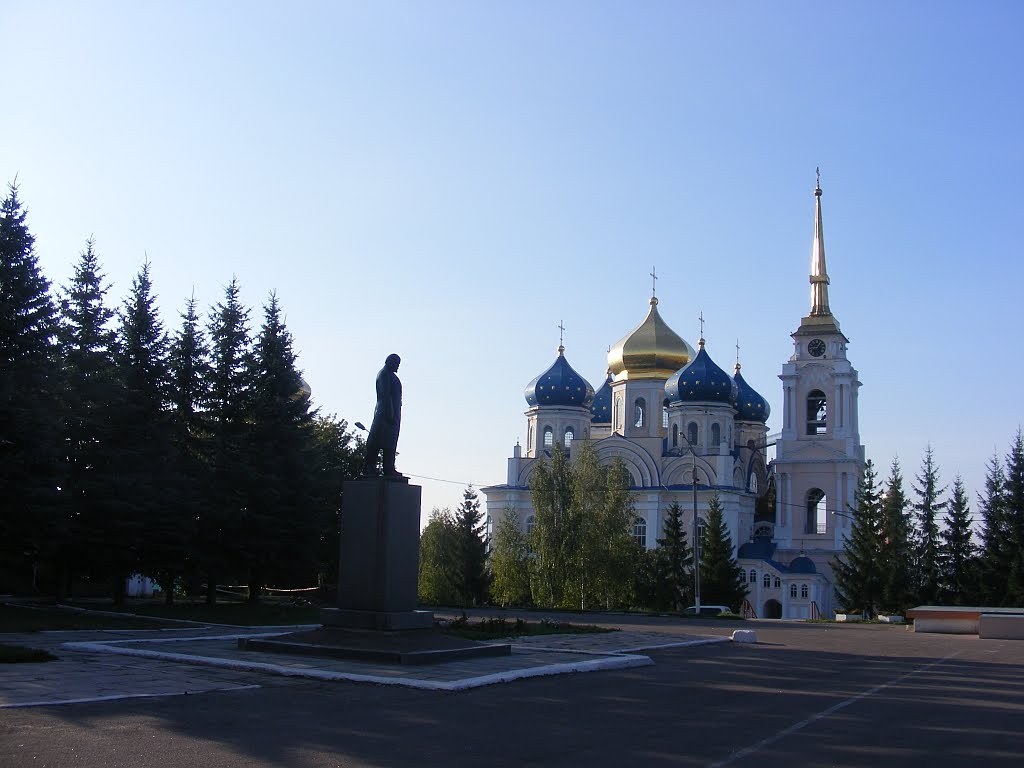 Ленин у собора