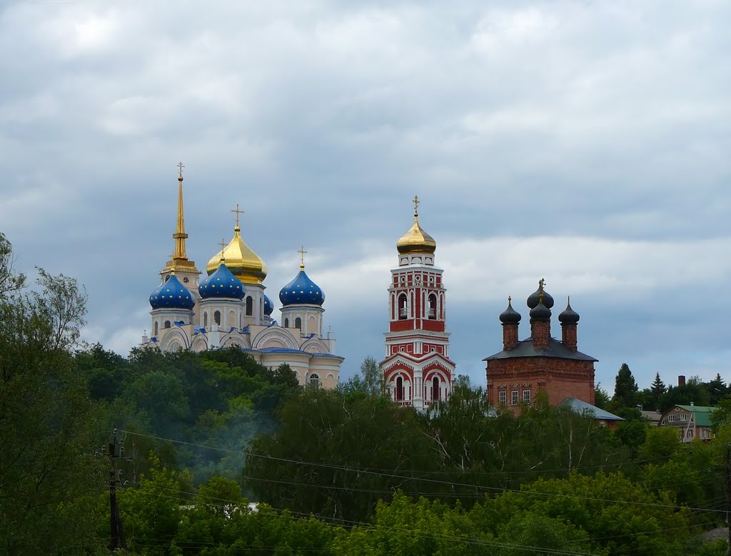 Церковь Троицы Живоначальной(спарва), Церковь Казанской иконы Божьей Матери(в центре), Собор Спаса Преображения (слева),Болхов