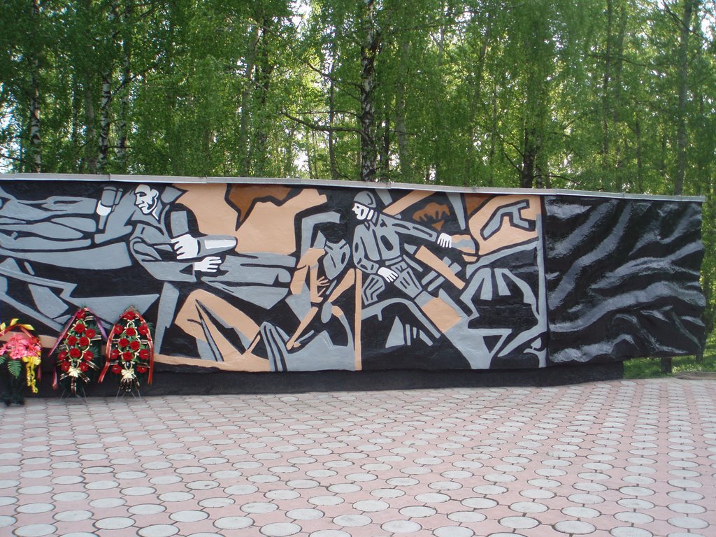 За памятником