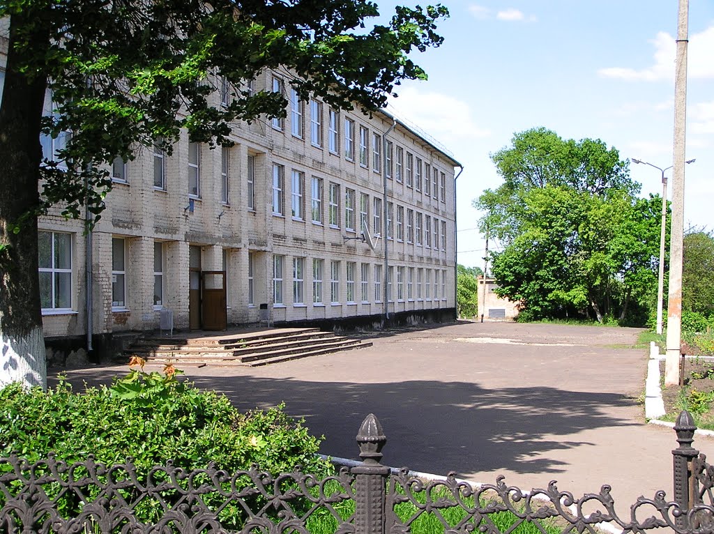 Средняя общеобразовательная школа в Глазуновке (Secondary School in Glazunovka)