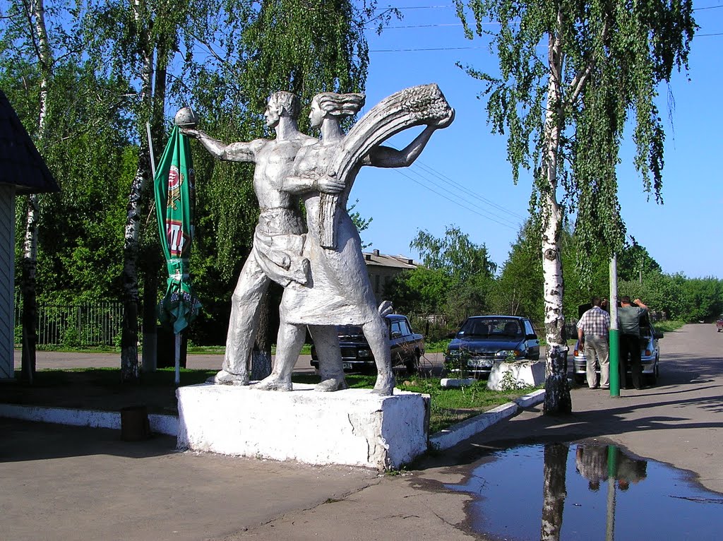 Памятник за вокзалом (The monument behind the station)
