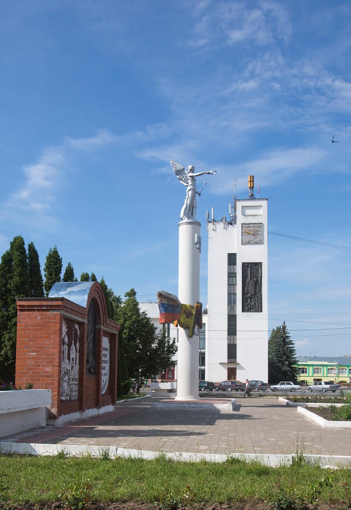 Стелла в честь 850-летия города на площади Ленина