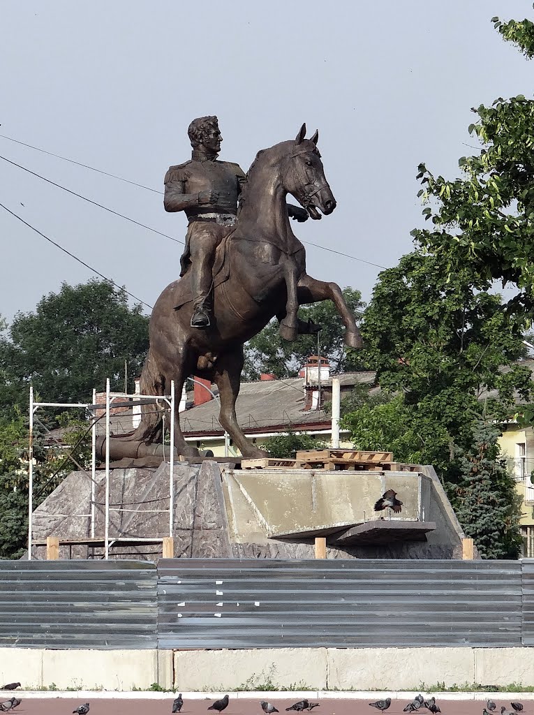Памятник Генералу Ермолову, только установили.