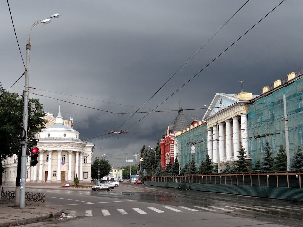 Тучи над городом стали