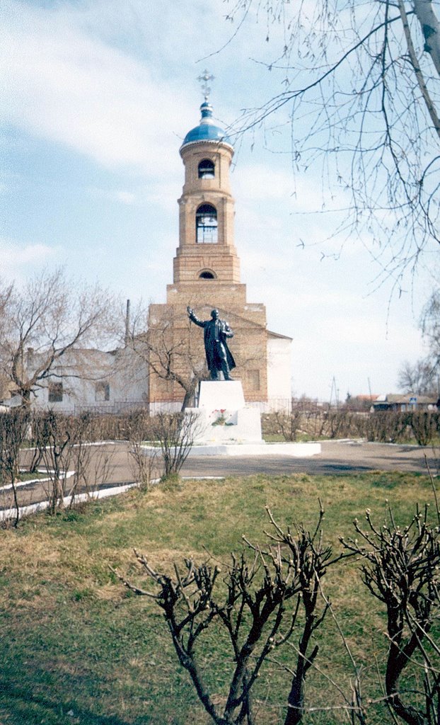 Дмитриевский храм и Ленин
