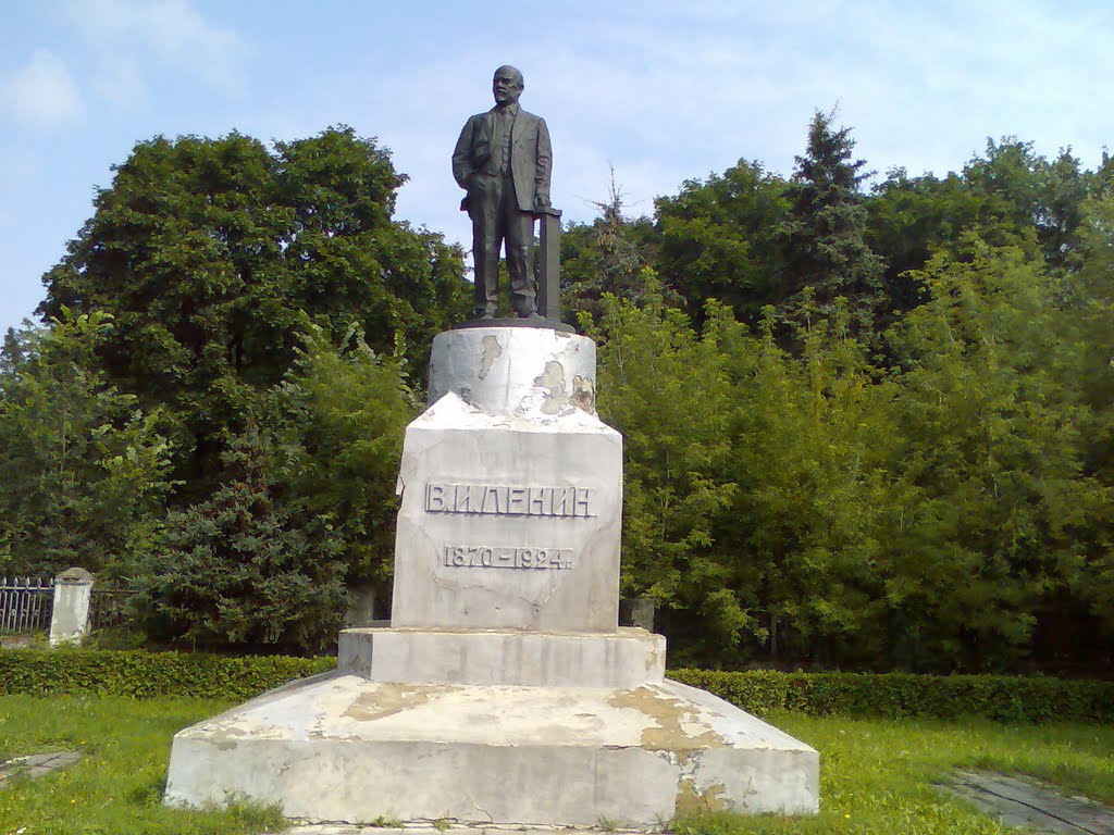 КУЗНЕЦК. Памятник В.И. Ленину.