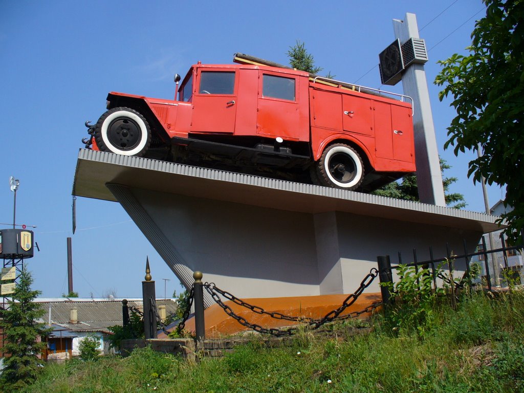 Памятник пожарному автомобилю