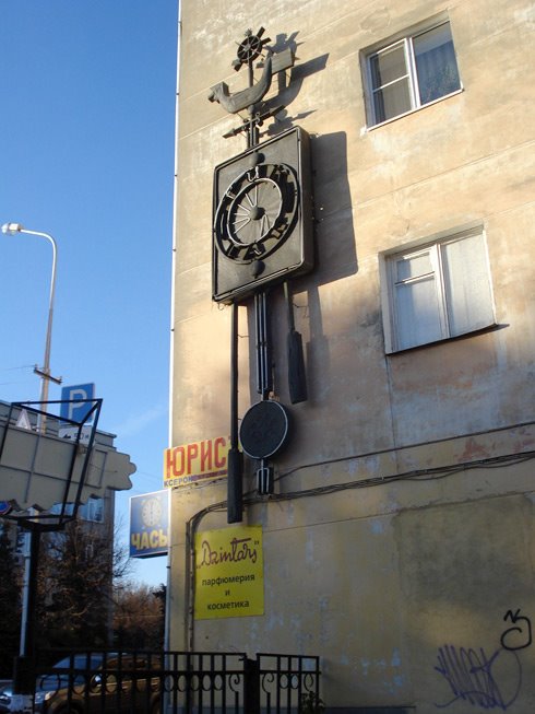 декоративные часы на стене