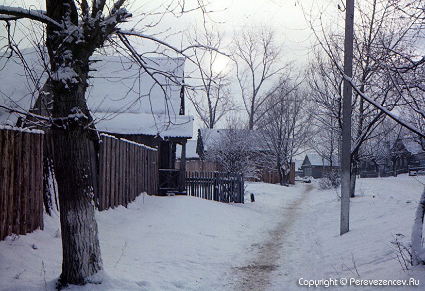 Зима 1990 года, вечером в поселке Сосновоборск, улица Калинина, дом 52