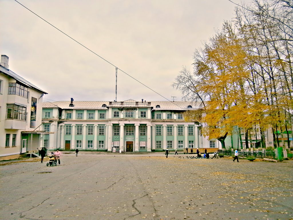 Площадь и Дом Культуры им.Бэра (г.Горнозаводск)