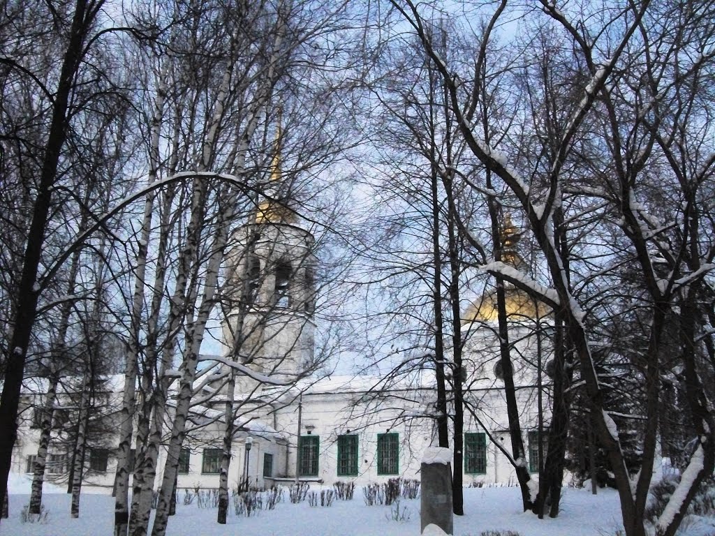 Никольская церковь в Кудымкаре в окружении деревьев парка.