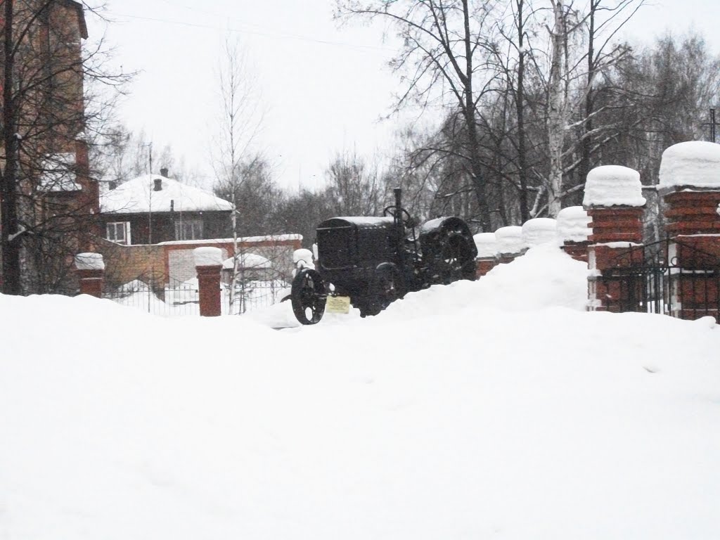 Трактор в краеведческом музее Кудымкара.