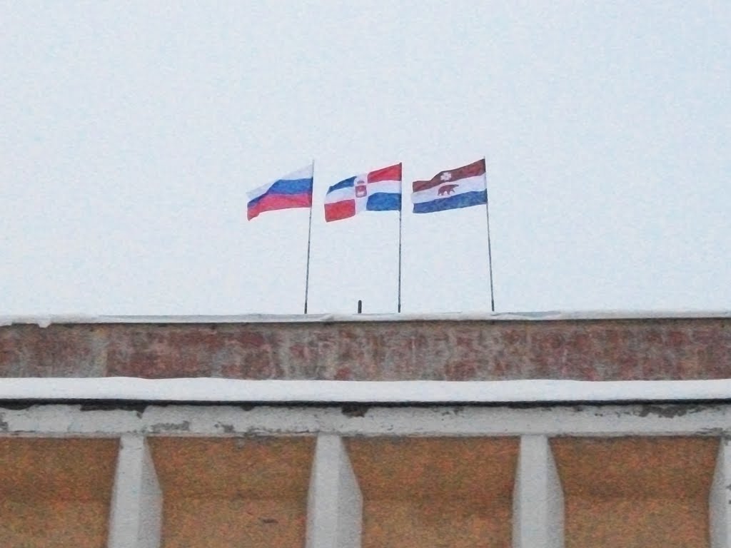 Флаги на здании Администрации КПАО.