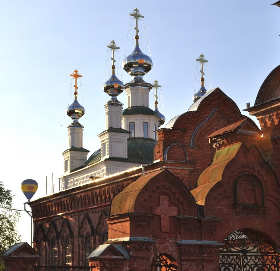 Купола Тихвинской церкви .  Мимо пролетает аэростат