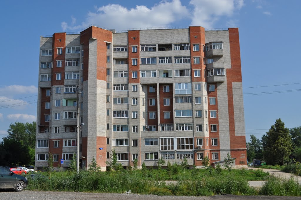 Одна из немногих многоэтажек в Кунгуре на улице Труда