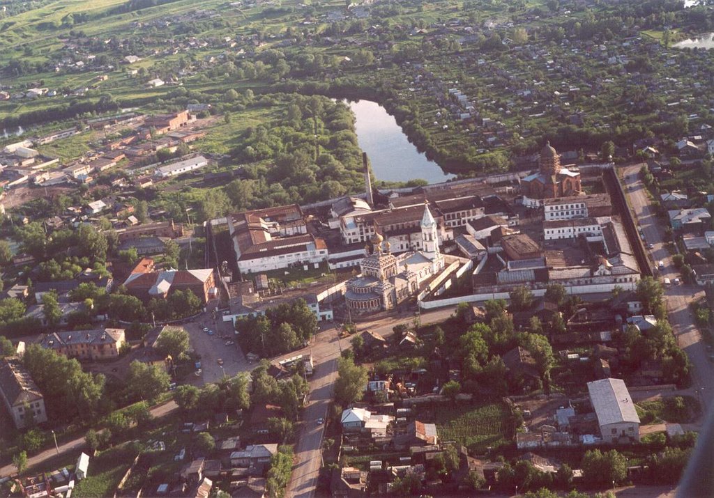 Никольский храм (в центре)