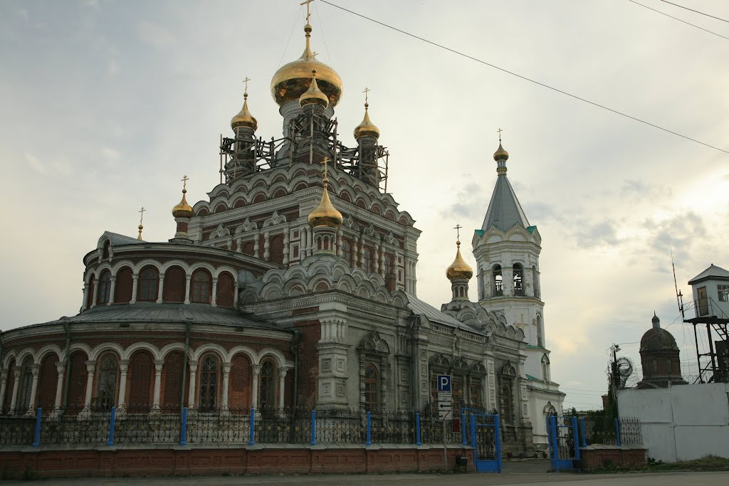 Купола и колючая проволока -наше всё . Россия. Кунгур. Никольский храм на территории колонии.