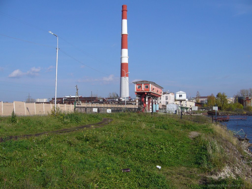 Плотина. Заводская труба