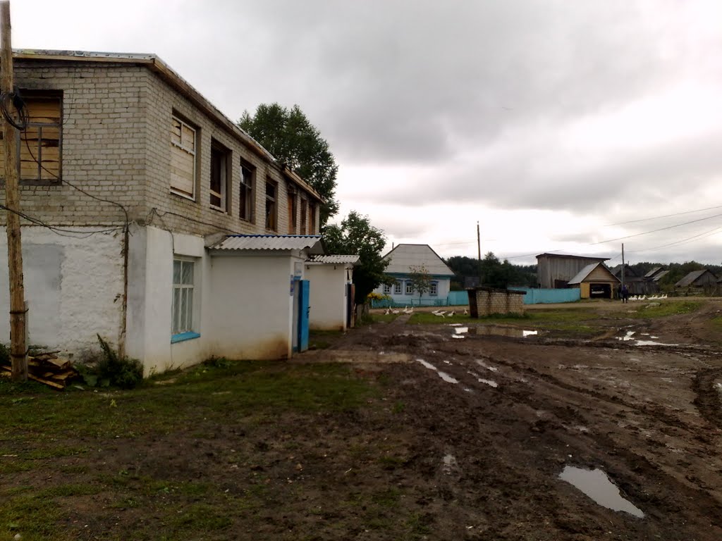 Правление после пожара, внизу 2 магазина продолжают работать.