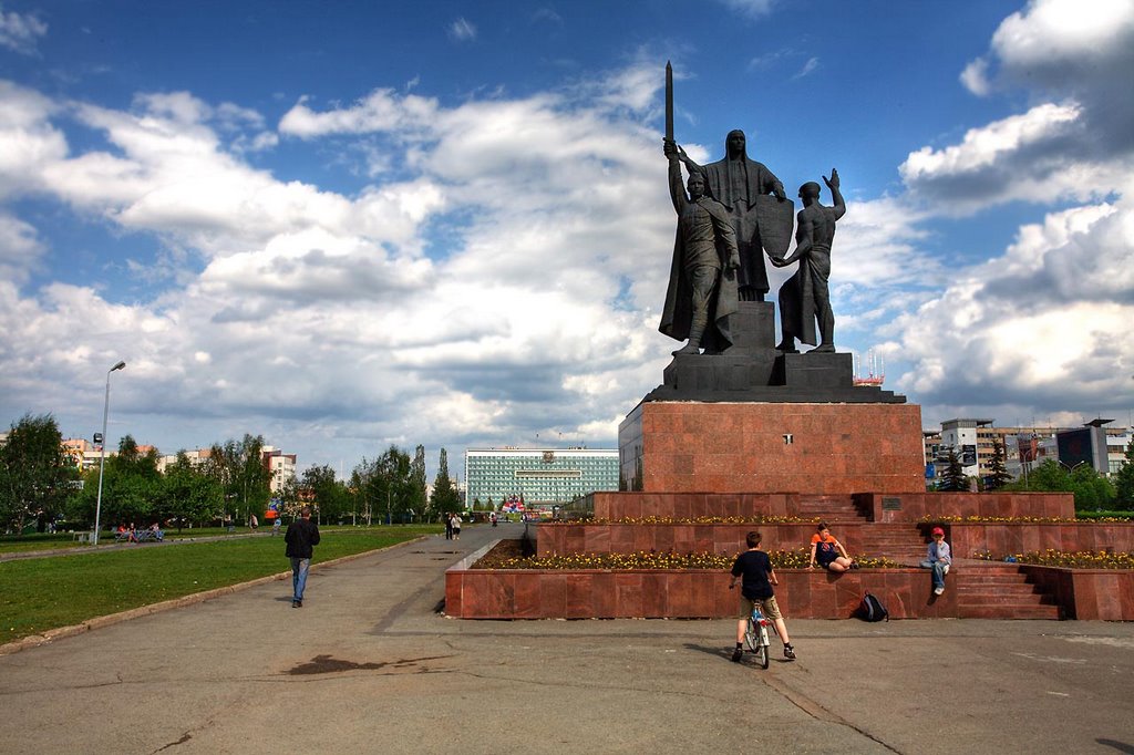 Фронтовикам и труженникам тыла