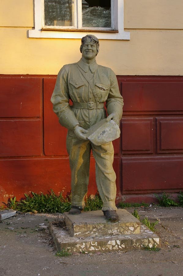 Памятник у главного входа в бывшее училище РВСН / Monument at the main entrance to the former Academy of the strategic rocket forces (21/05/2007)